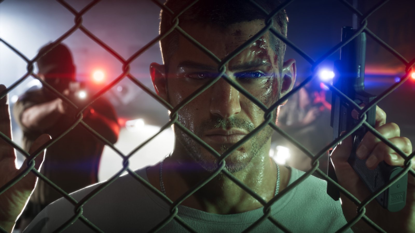 Jason Duval sosteniendo un arma tras una valla metálica, con luces policiales de fondo