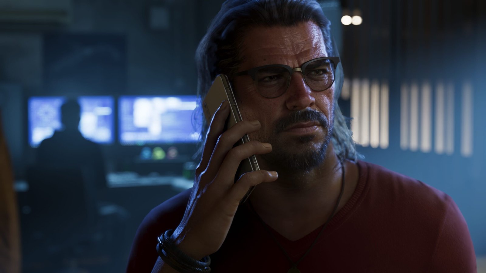 Raul Bautista hablando por teléfono, personaje clave en las misiones de GTA 6